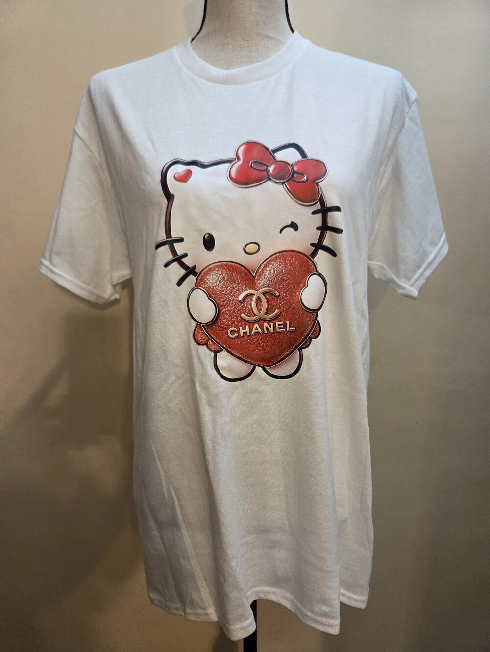 NWOT White Fashion Graphic Hello Kitty Heart  T-Shirt